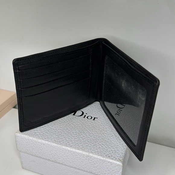 Dior man’s wallet extra slim A beautiful Leather wallet made by Dior luxury. - Picture 7 of 13